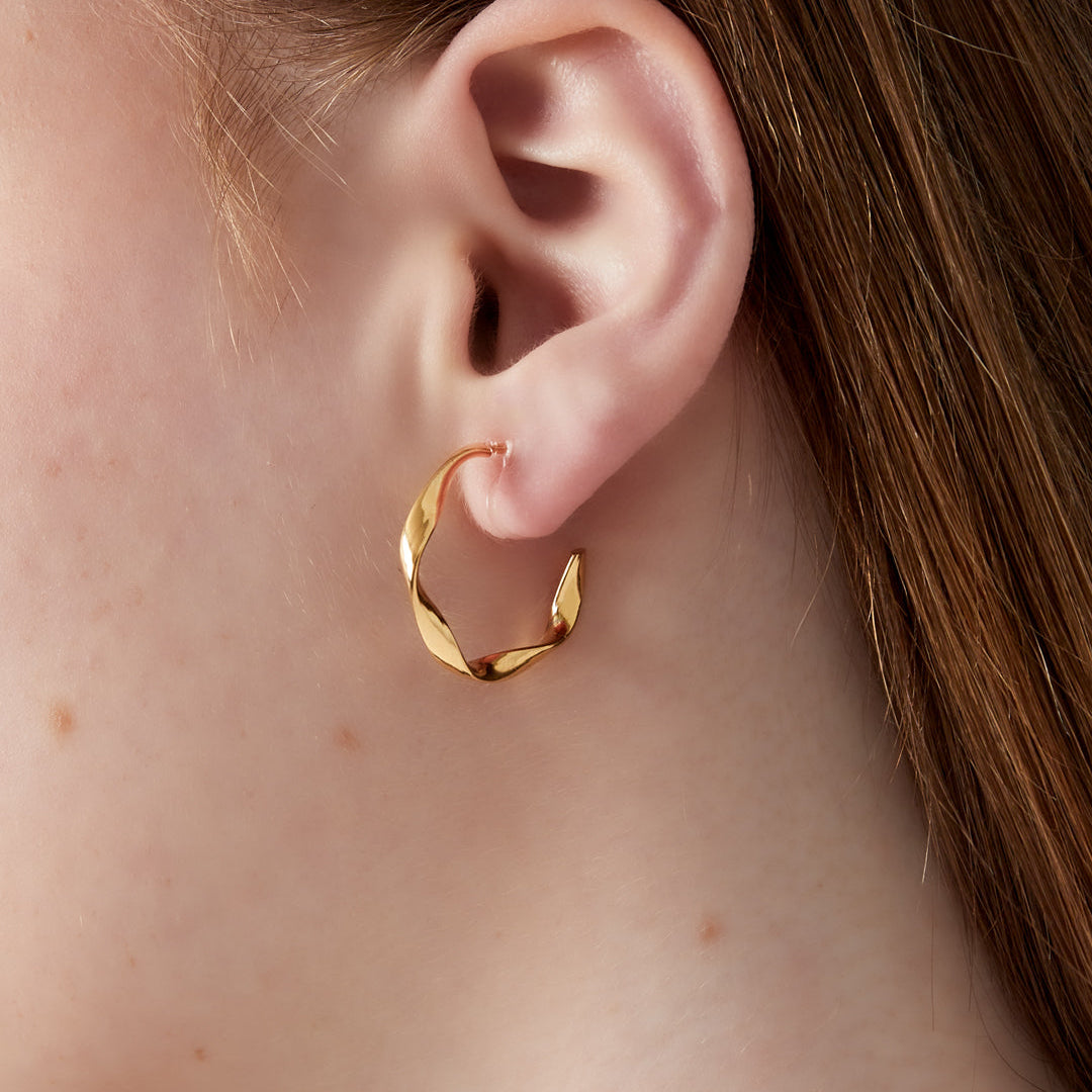 Curve clip oorbellen goud en zilverkleurig